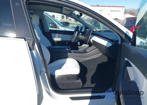 2022 Tesla Model Y Long Range Dual Motor All-Wheel Drive z USA, uszkodzony, nr VIN 7SAYGDEE0NF370077